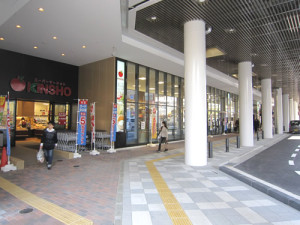 金商生駒駅前