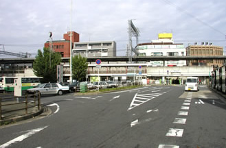 富雄駅とバスターミナル